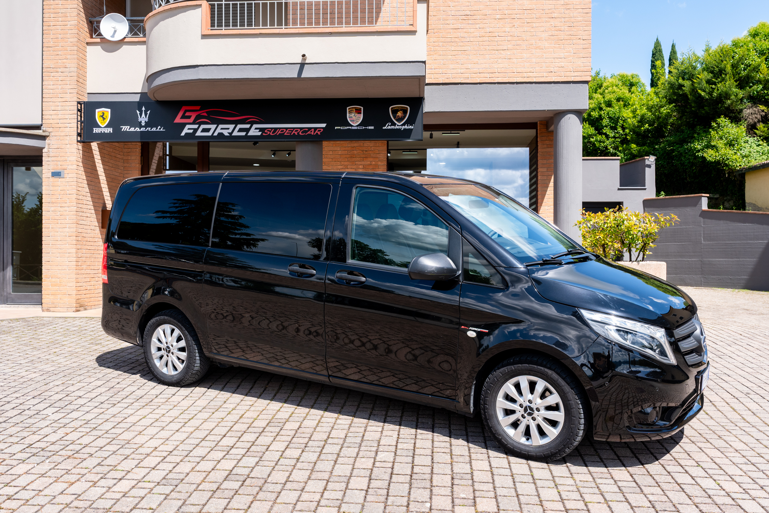 Furgone Mercedes 9 posti disponibile per noleggio